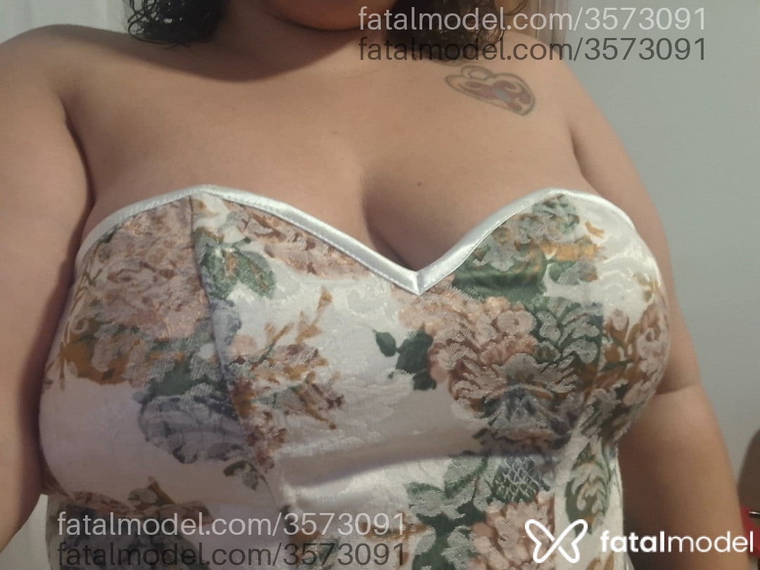 Acompanhante mulher com cabelo castanho de olhos castanhos - Gabriella