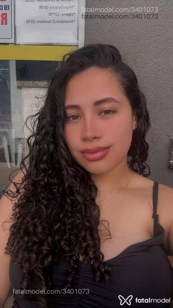 Acompanhante mulher morena (o) de olhos castanhos - Lara Miller