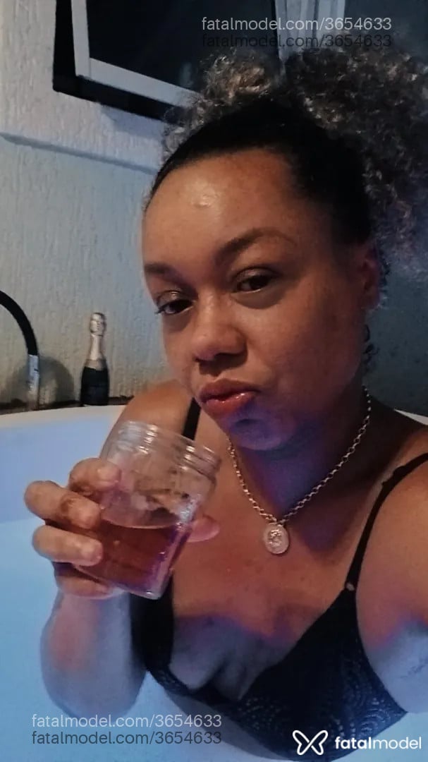 Acompanhante mulher morena (o) de olhos castanhos - Aylla