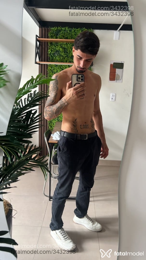 Acompanhante homem com cabelo castanho de olhos castanhos - Pedro Moura