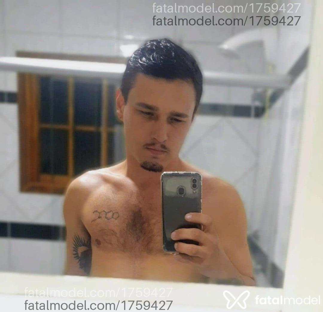 Acompanhante homem com cabelo castanho de olhos mel - Heitor