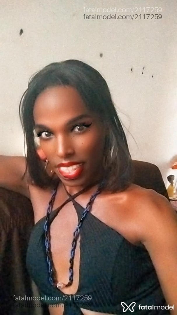 Acompanhante mulher trans com cabelo castanho de olhos pretos - Geeh Queiroz