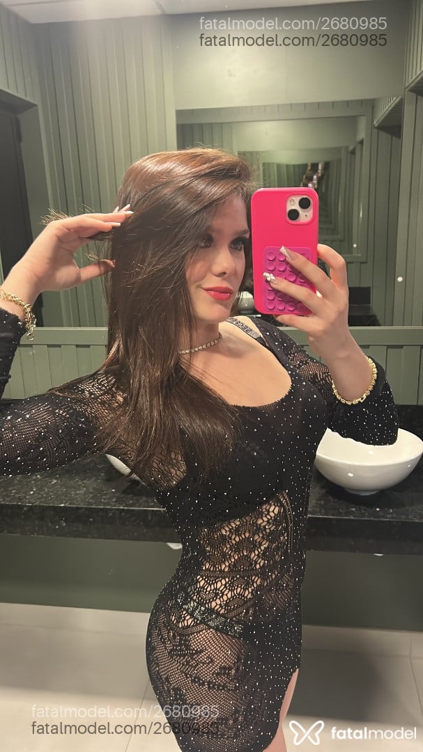 Acompanhante mulher com cabelo castanho de olhos verdes - Larissa Manu