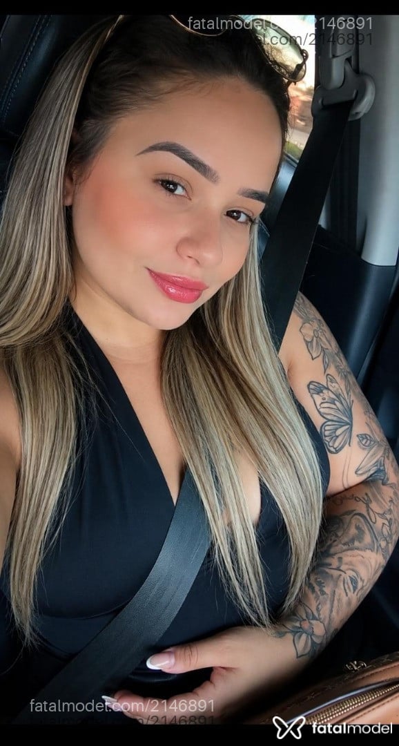 Acompanhante mulher loira (o) de olhos castanhos - Nay