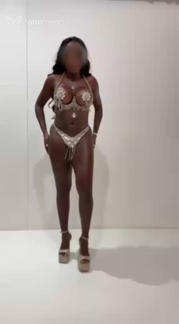 Acompanhante mulher morena (o) de olhos pretos - Leona