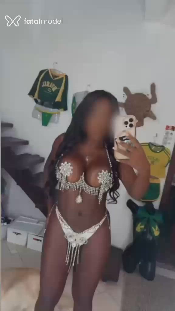 Acompanhante mulher morena (o) de olhos pretos - Leona