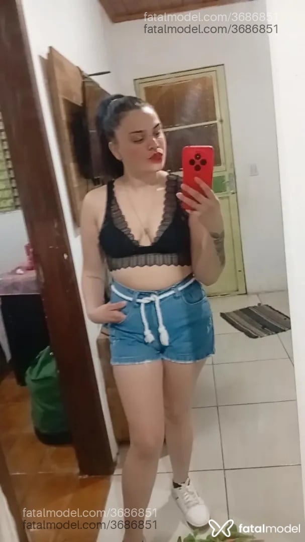 Acompanhante mulher loira (o) de olhos mel - Andri