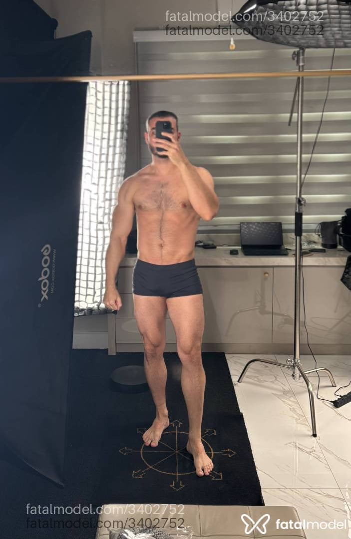 Acompanhante homem com cabelo castanho de olhos mel - Elegante Vers