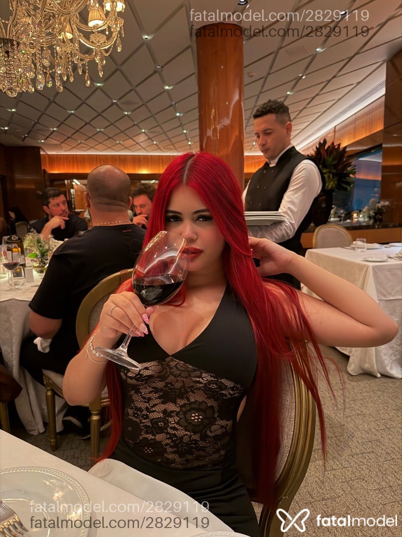 Acompanhante mulher ruiva (o) de olhos castanhos - Moranguiinhoo