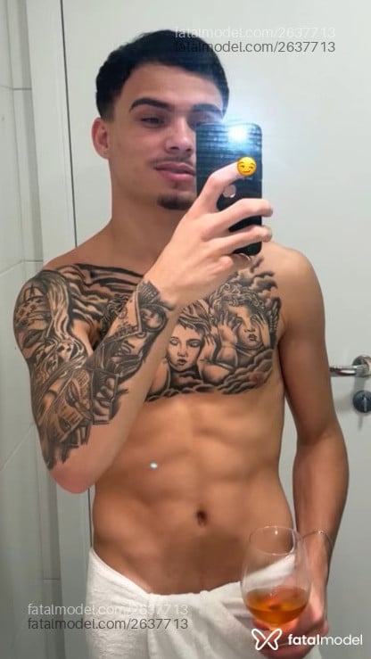 Acompanhante homem com cabelo castanho de olhos castanhos - Thalles