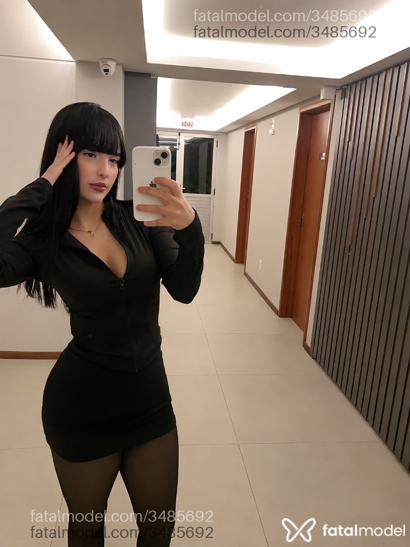 Acompanhante mulher morena (o) de olhos pretos - Emih