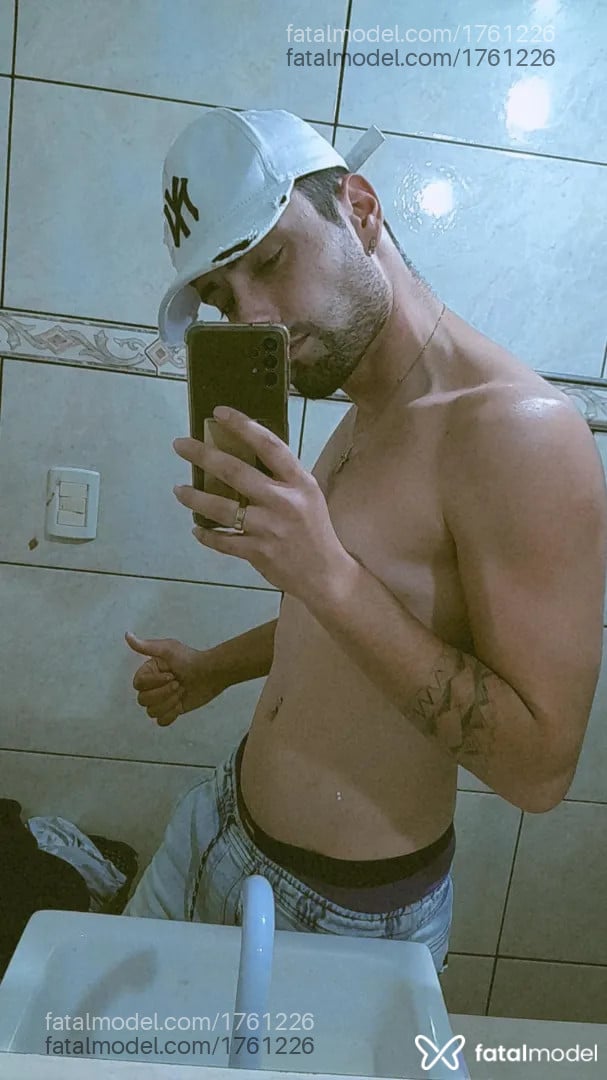 Acompanhante homem com cabelo castanho de olhos castanhos - Karlaedione