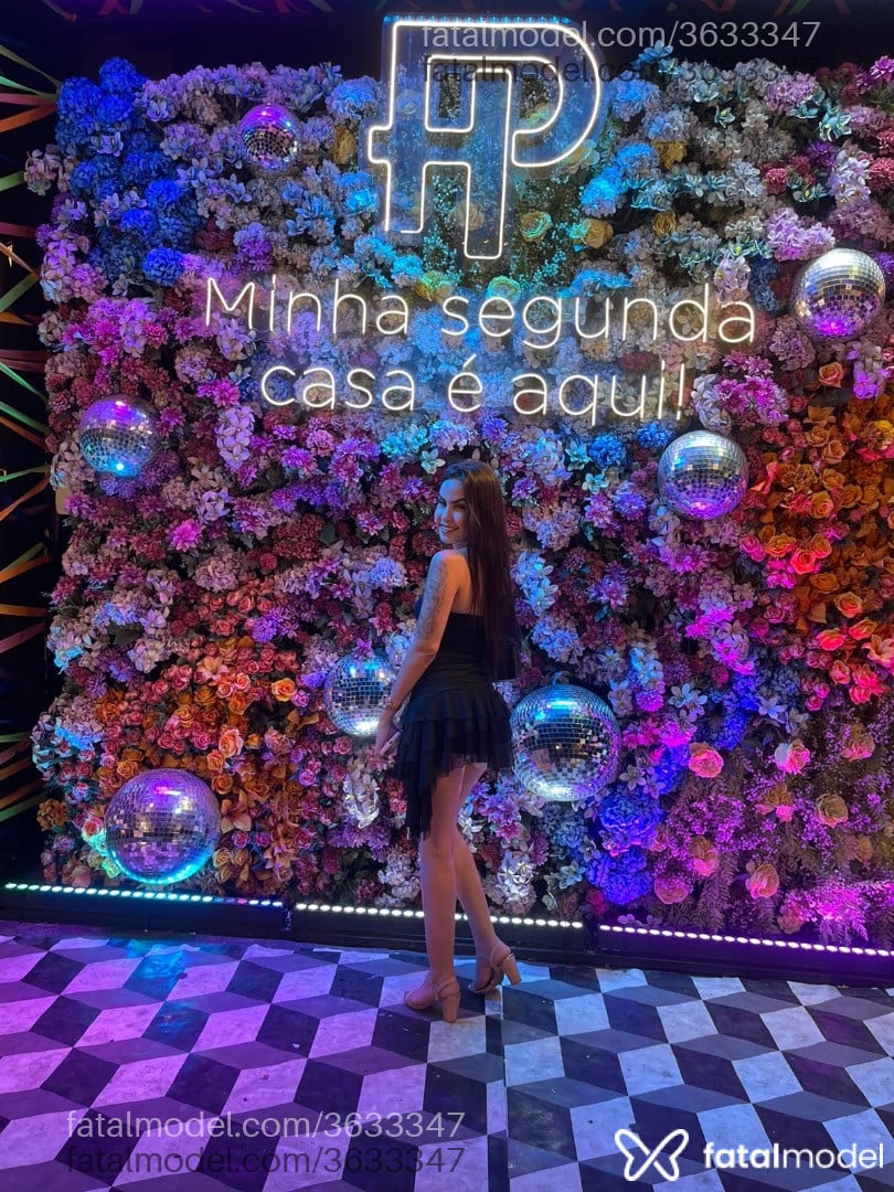 Acompanhante mulher com cabelo castanho de olhos castanhos - Bonequinhaa Bratz