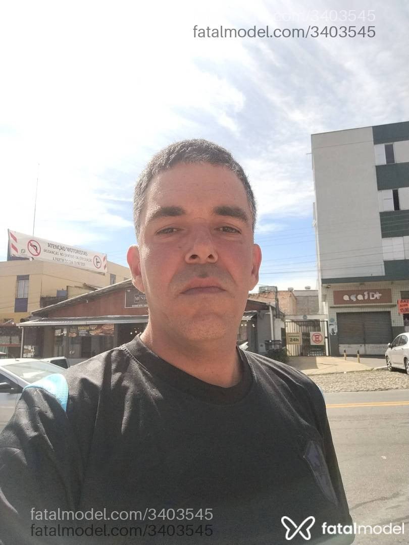 Acompanhante homem com cabelo grisalho de olhos pretos em Contagem - Mrquinho