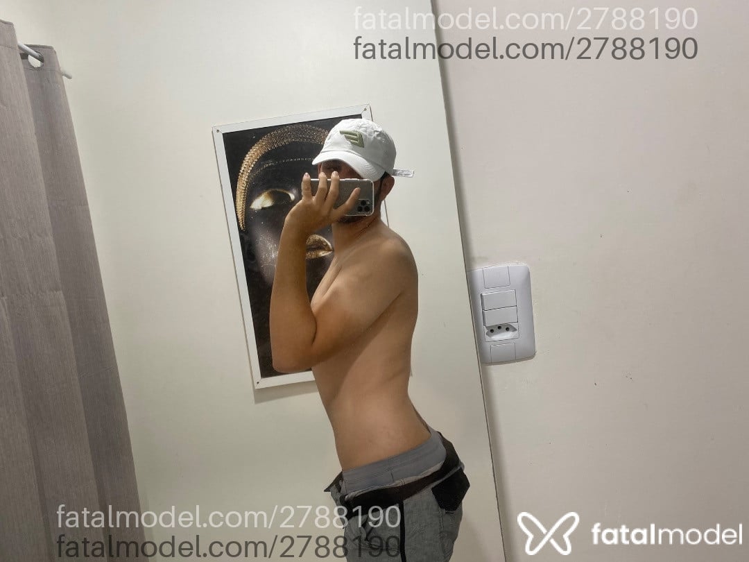 Acompanhante homem com cabelo castanho de olhos pretos - Novvinho