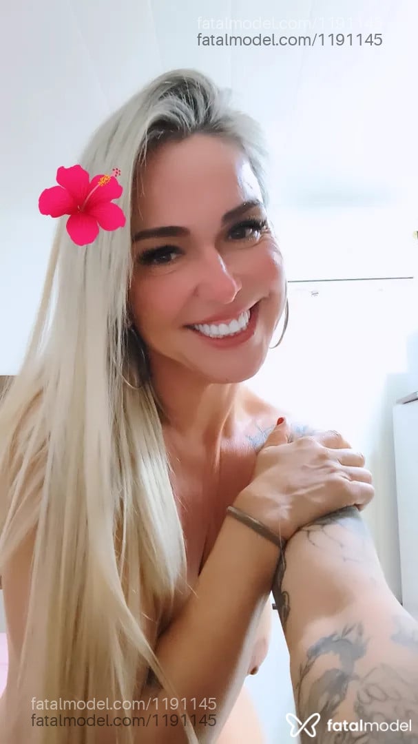 Acompanhante mulher loira (o) de olhos mel - Paola Versiani