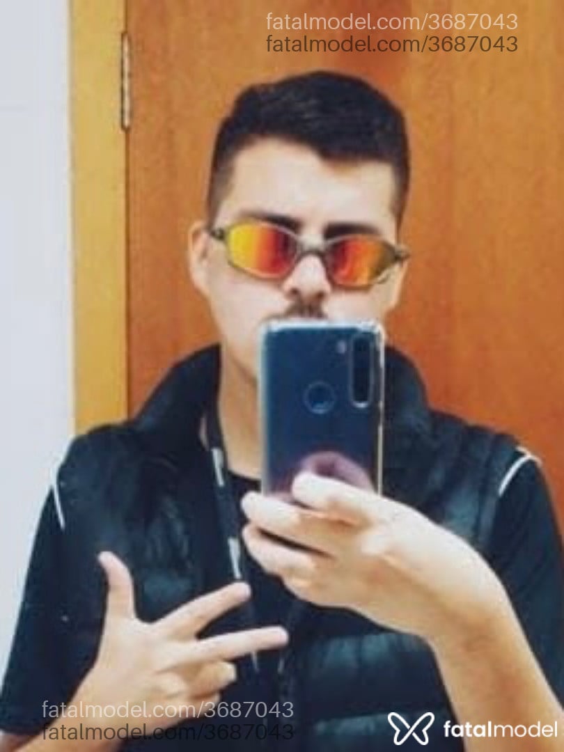 Acompanhante homem com cabelo castanho de olhos verdes - Simpou