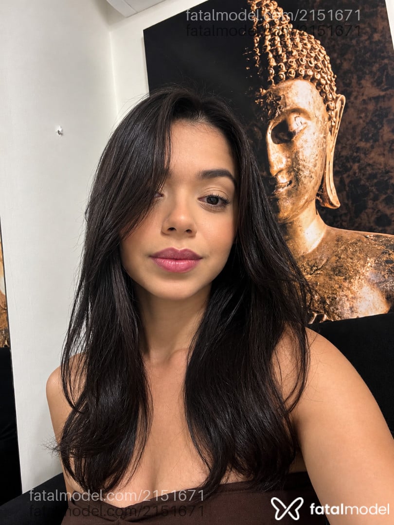 Acompanhante mulher com cabelo castanho de olhos pretos - Giovana