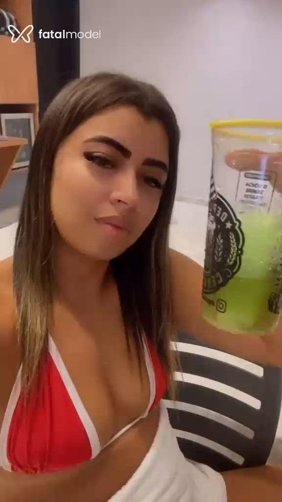 Acompanhante mulher loira (o) de olhos castanhos - Nayara