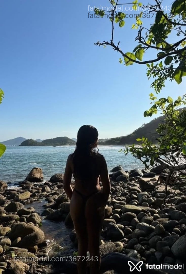 Acompanhante mulher trans morena (o) de olhos pretos - Pérola Linssz