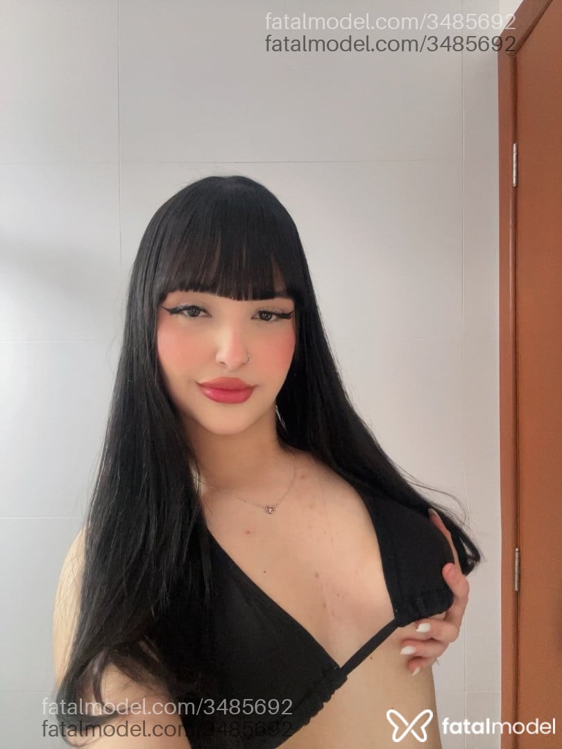 Acompanhante mulher morena (o) de olhos pretos - Emih