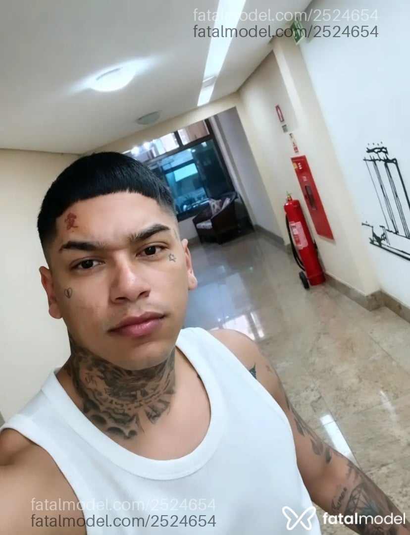 Acompanhante homem com cabelo castanho de olhos castanhos - Thiagozn