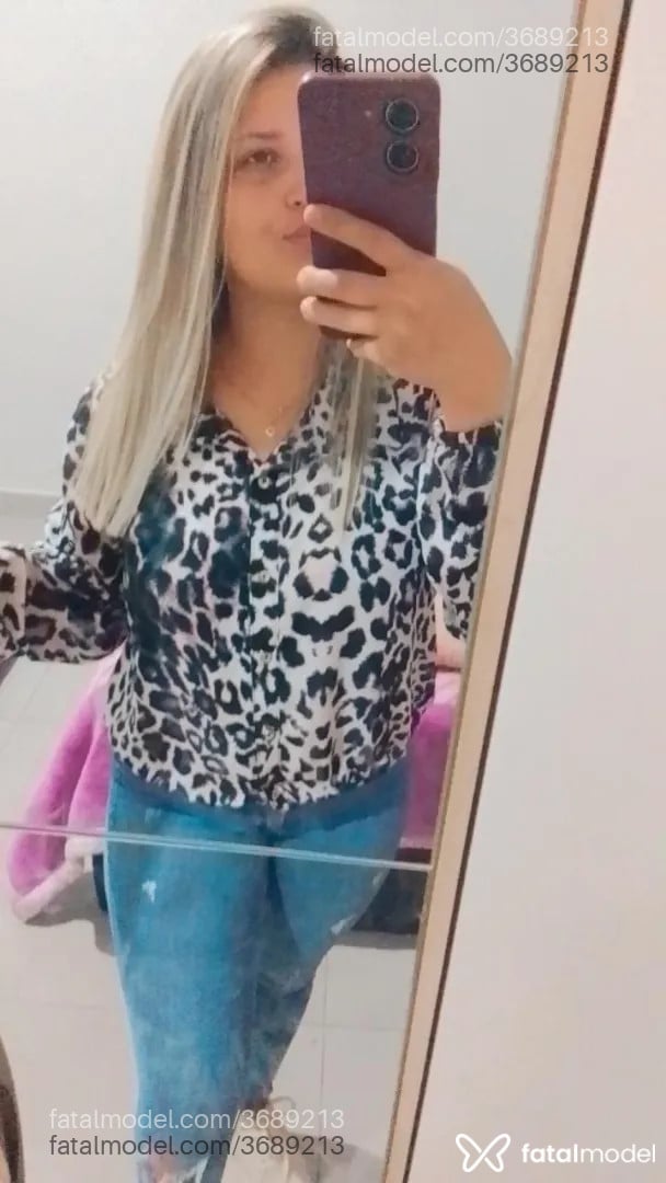 Acompanhante mulher loira (o) de olhos mel - Elopequena