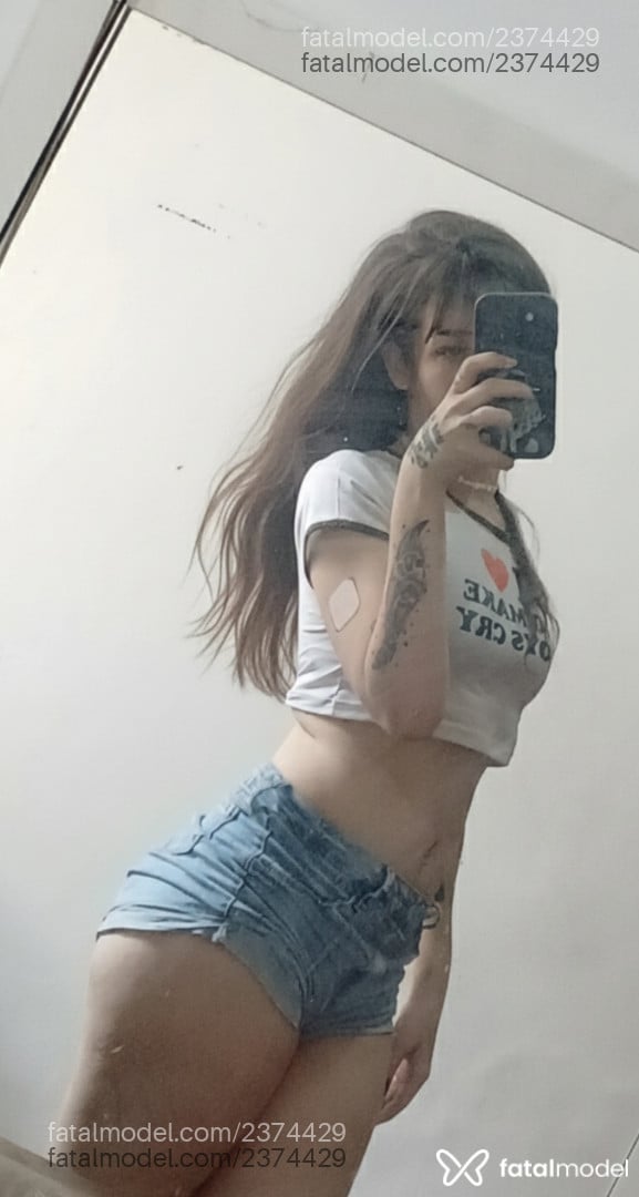 Acompanhante mulher trans com cabelo castanho de olhos verdes - Brankinha