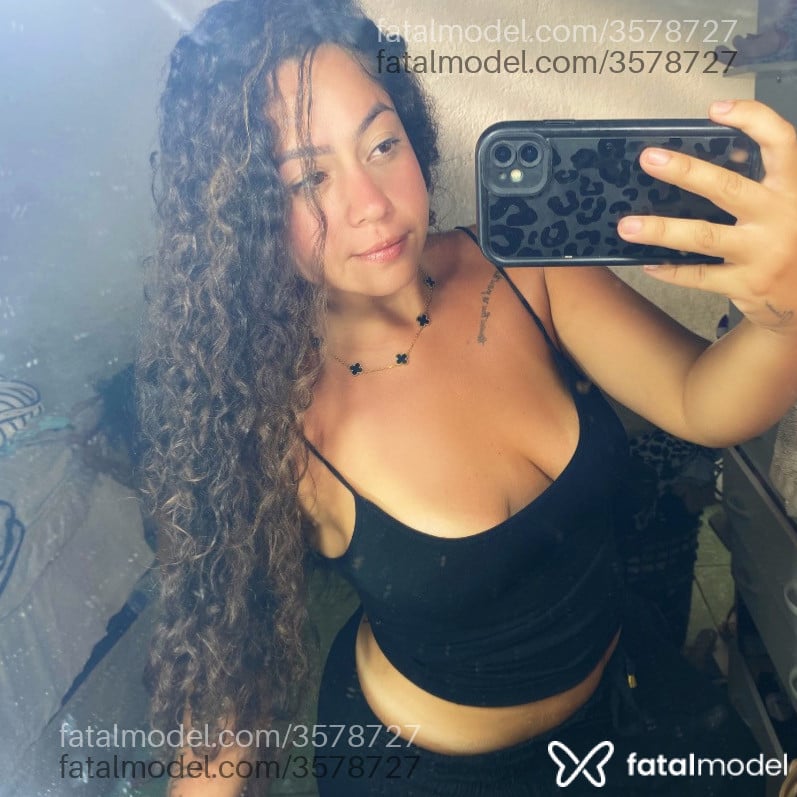 Acompanhante mulher com cabelo castanho de olhos mel - Stella