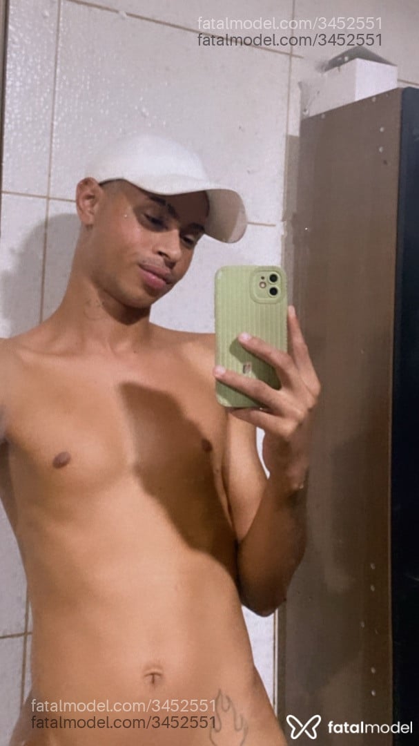 Acompanhante homem com cabelo castanho de olhos castanhos - Lucas Apolinário