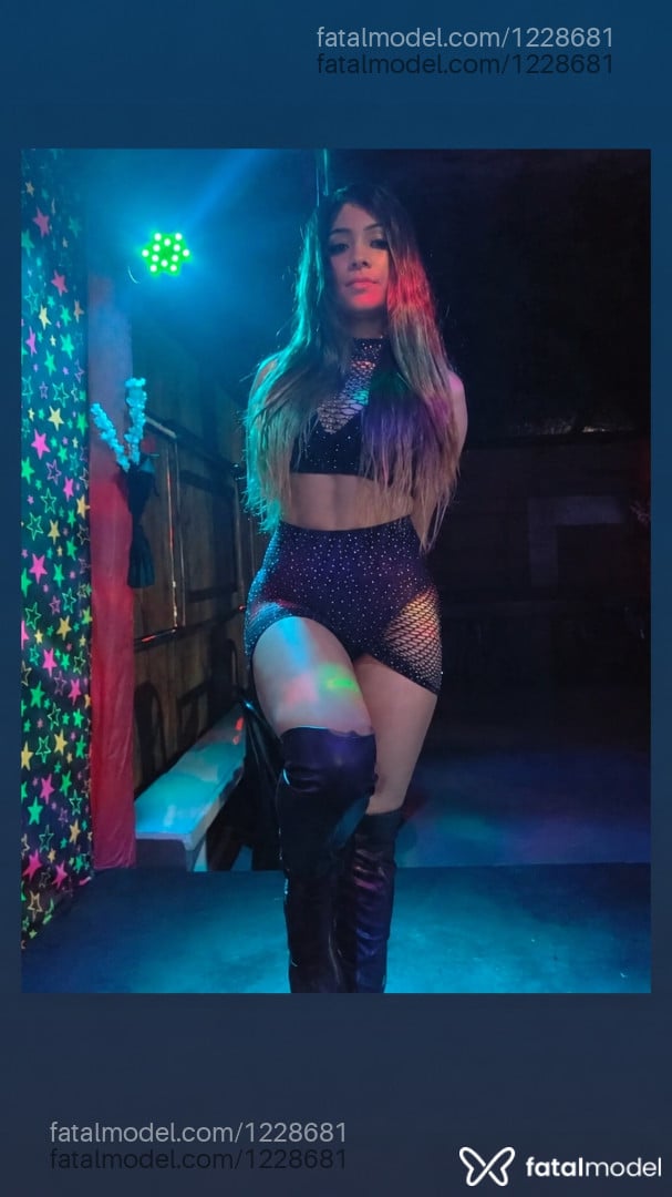 Acompanhante mulher loira (o) de olhos mel - ALEXIA