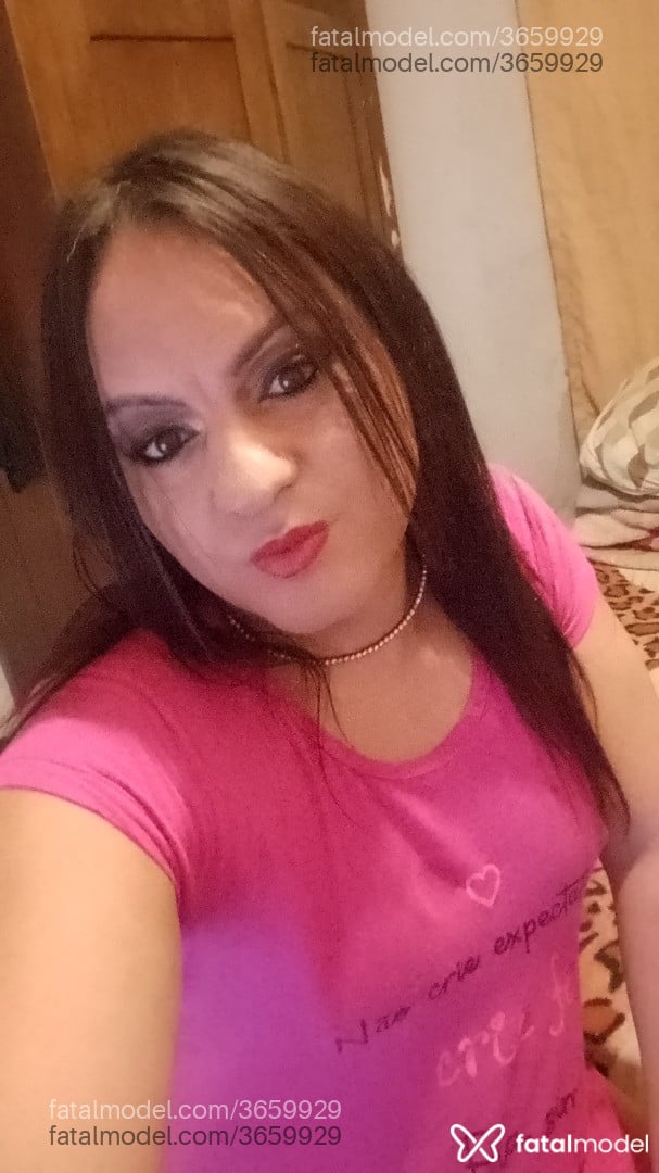 Acompanhante não-binário com cabelo castanho de olhos castanhos - Meninatrans