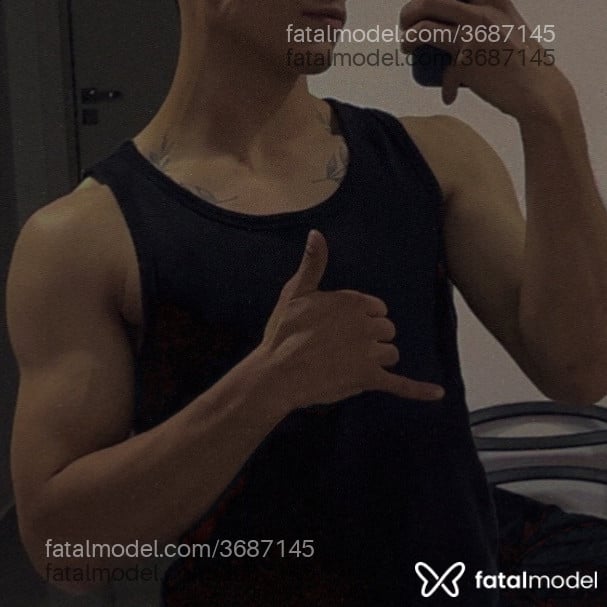 Acompanhante homem com cabelo castanho de olhos pretos - Willian
