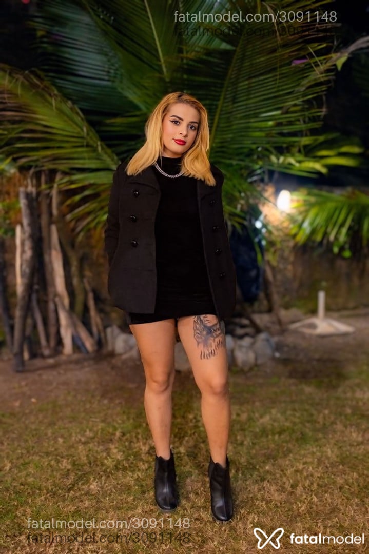Acompanhante mulher loira (o) de olhos castanhos - Aurora