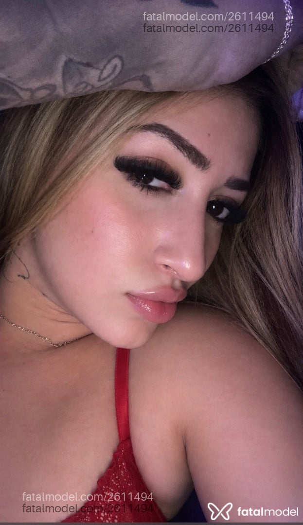 Acompanhante mulher loira (o) de olhos pretos - Mirella Medeiros