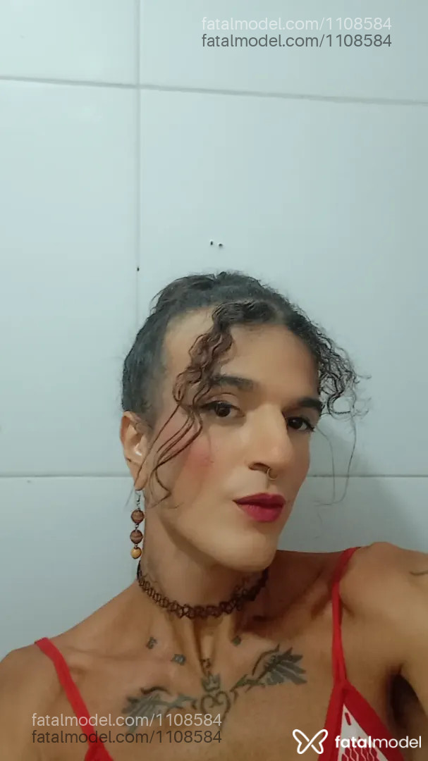 Acompanhante mulher trans com cabelo castanho de olhos pretos - Moira