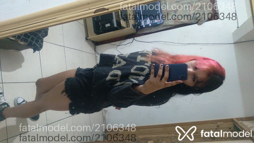 Acompanhante mulher trans com cabelo colorido de olhos castanhos - Mina