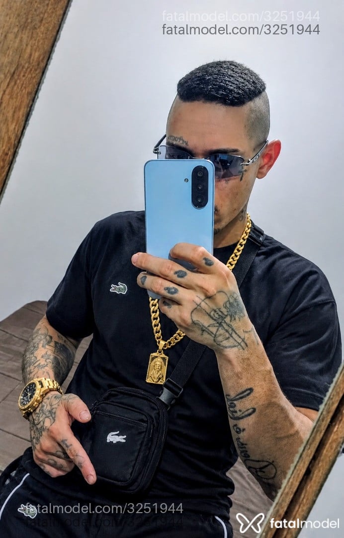 Acompanhante homem morena (o) de olhos castanhos - Theo