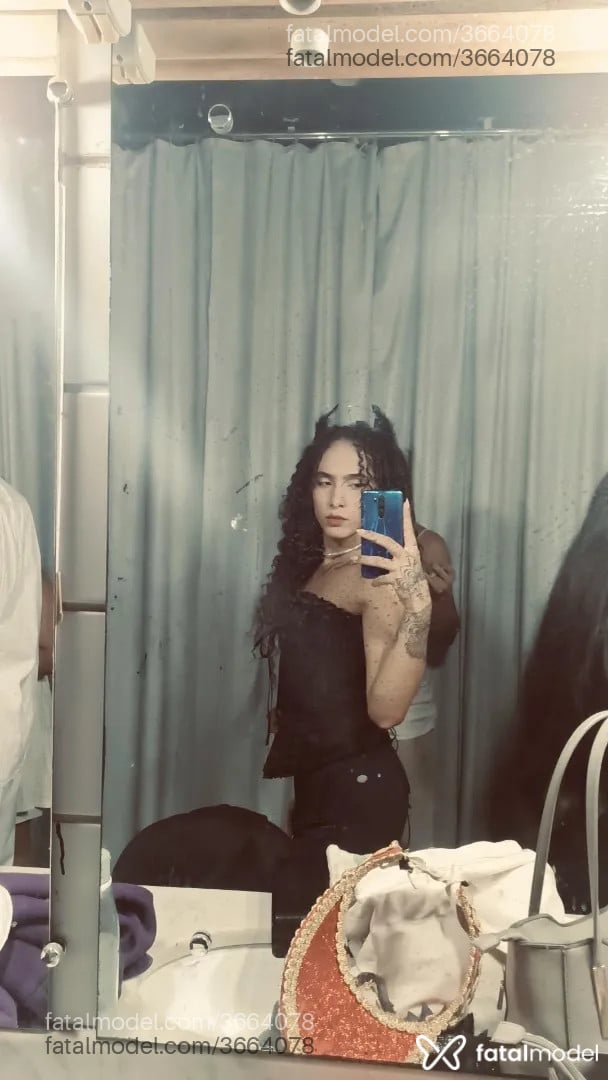Acompanhante mulher trans com cabelo castanho de olhos castanhos - Afrodite