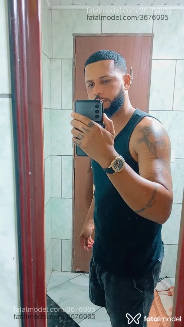 Acompanhante homem com cabelo castanho de olhos castanhos - Oliveira