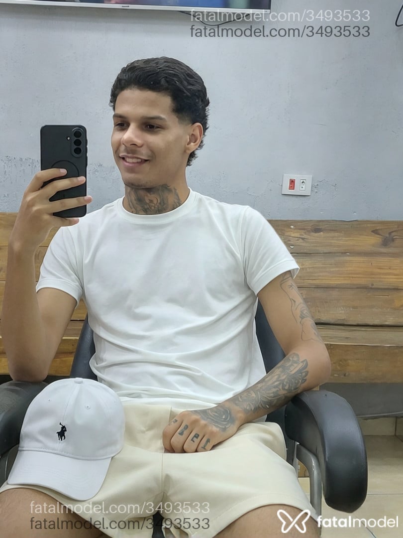 Acompanhante homem com cabelo castanho de olhos castanhos - Ribeiro