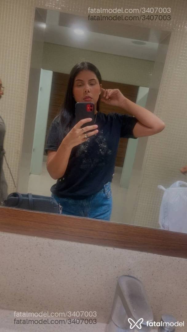 Acompanhante mulher morena (o) de olhos pretos - Dedeza