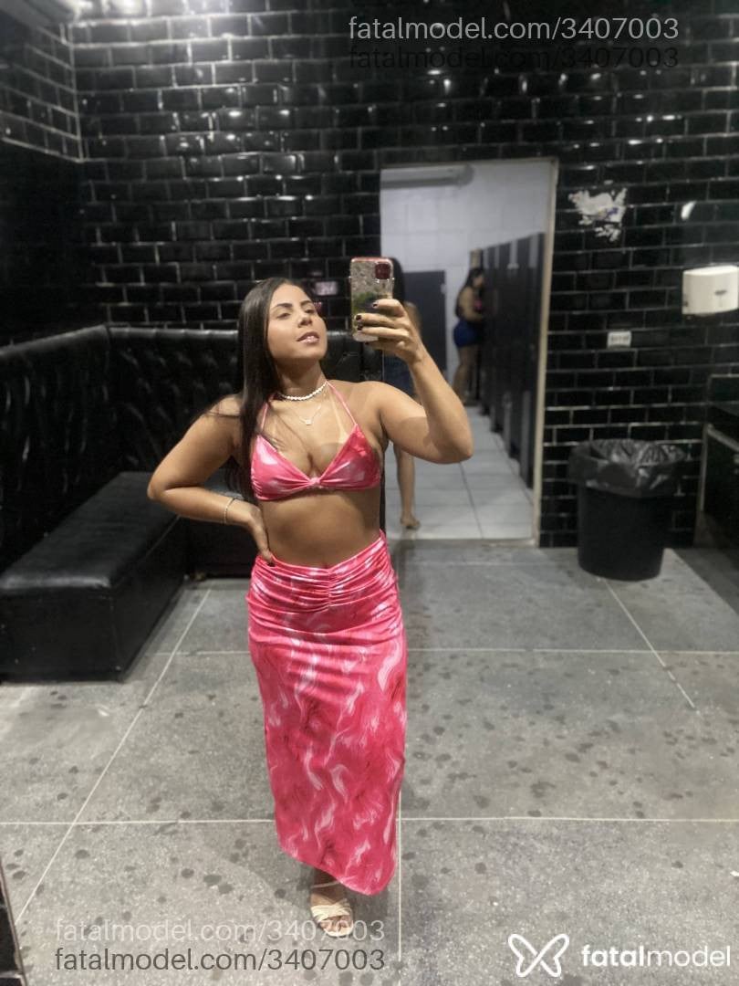 Acompanhante mulher morena (o) de olhos pretos - Dedeza