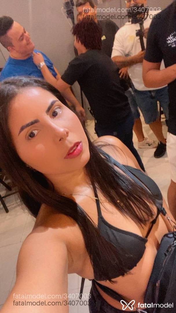 Acompanhante mulher morena (o) de olhos pretos - Dedeza
