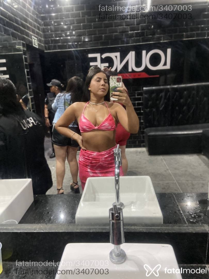 Acompanhante mulher morena (o) de olhos pretos - Dedeza