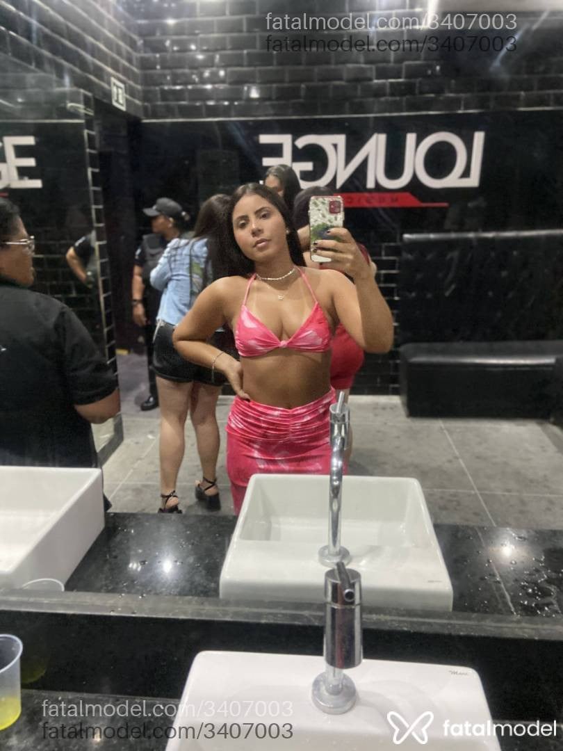 Acompanhante mulher morena (o) de olhos pretos - Dedeza