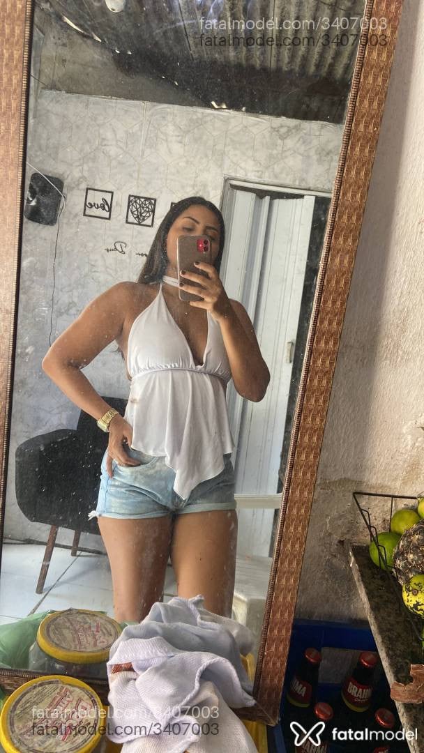 Acompanhante mulher morena (o) de olhos pretos - Dedeza