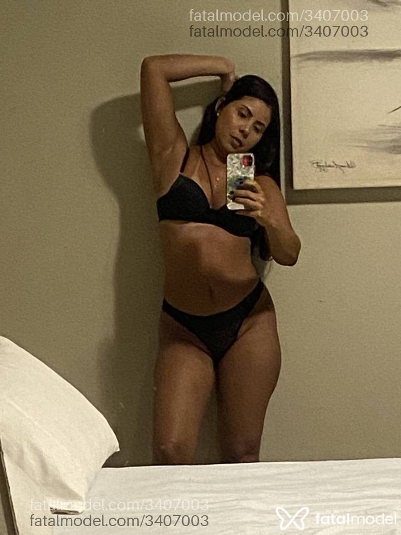 Acompanhante mulher morena (o) de olhos pretos - Dedeza