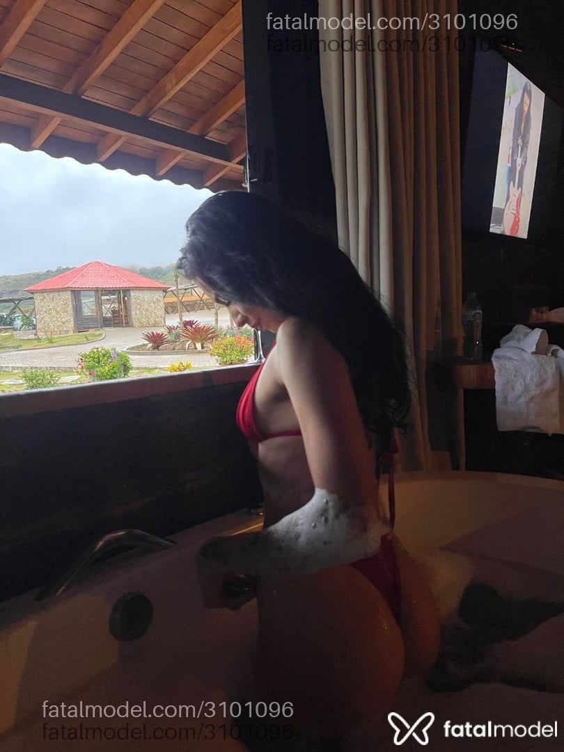Acompanhante mulher morena (o) de olhos castanhos - Rebecca Queiroz