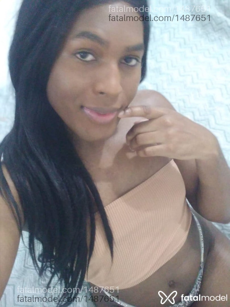 Acompanhante não-binário com cabelo castanho de olhos pretos - Danii